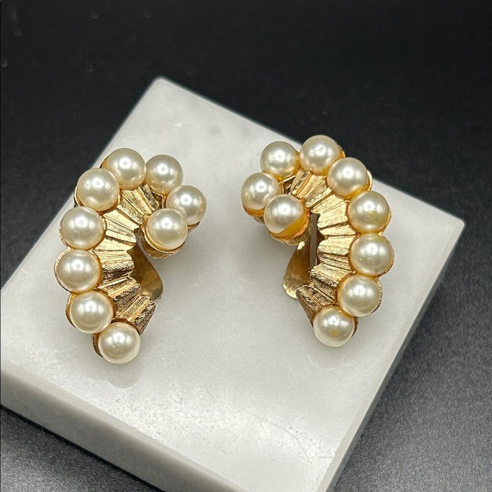 L0200 Vintage Kramer Faux Pearl Clip On Earrings gold tone